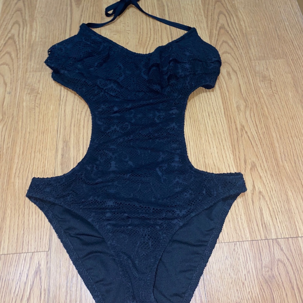 Black lace, Monikini